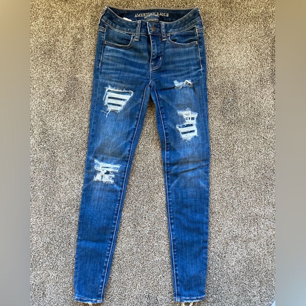 American Eagle Ripped and Patched Mid waisted denim jeans. SIZE 0, super stretch